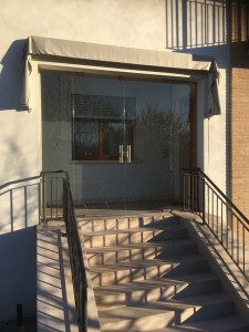 chiusura scale porte vetro chiusura vani  chiusura entrata vetro risparmio energetico risparmio riscaldamento porte in vetro vetrate chiusura nicchie vetra pordenone treviso padova verona portogruaro udine (21) 
